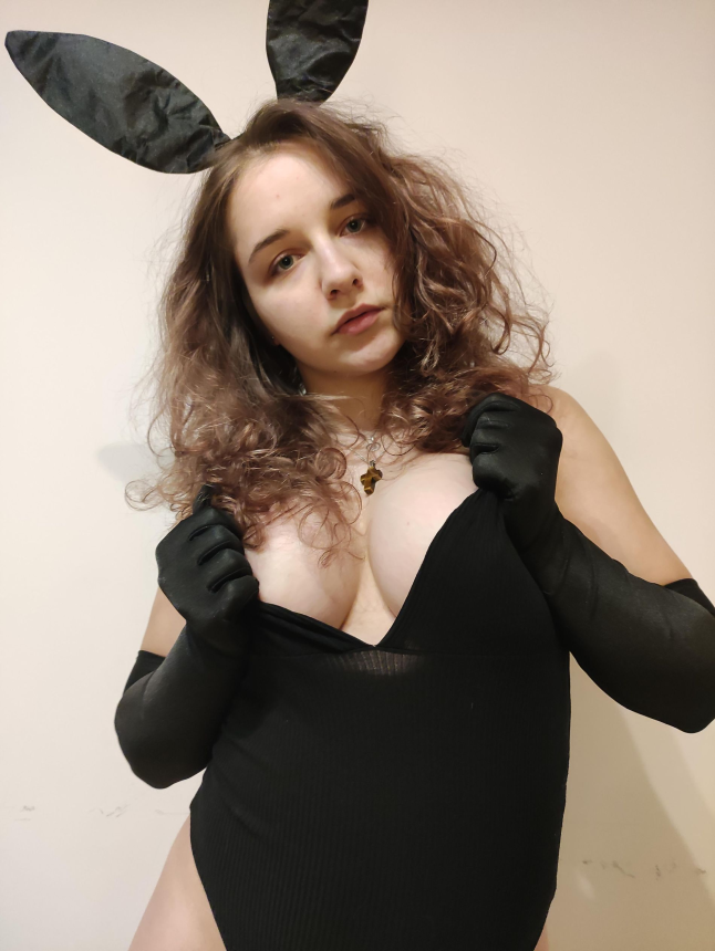 Девушка позирует с длинными заячьими ушами на голове в обнажённом виде – фото 2
