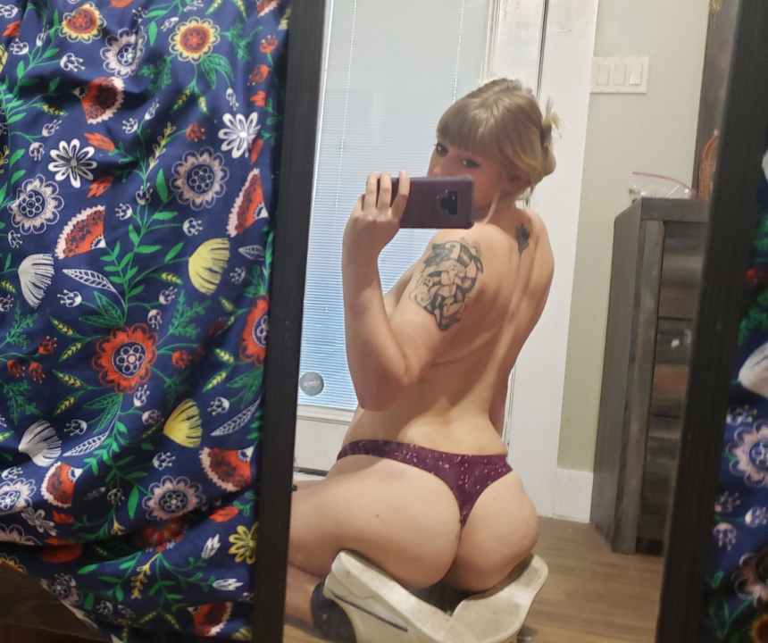 Sexy photos of cutie with legs spread apart – photo 6