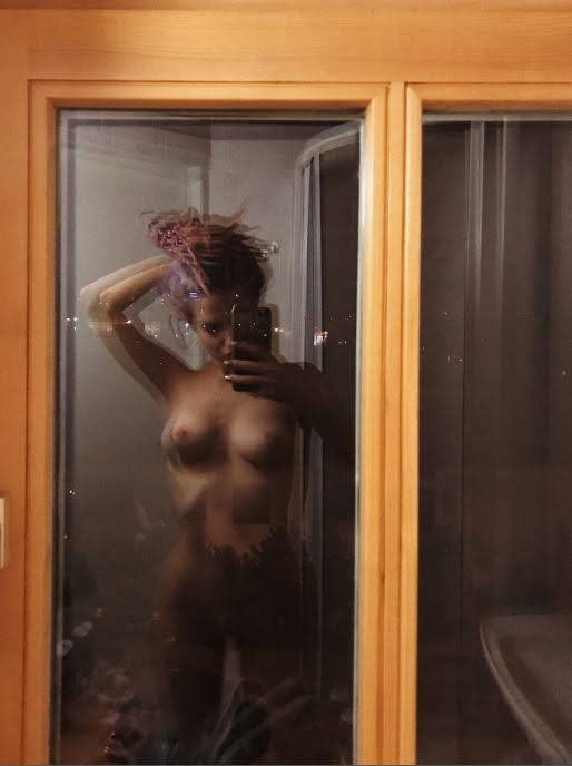 Эротические селфи игривой девушки с мокрой киской – фото 22