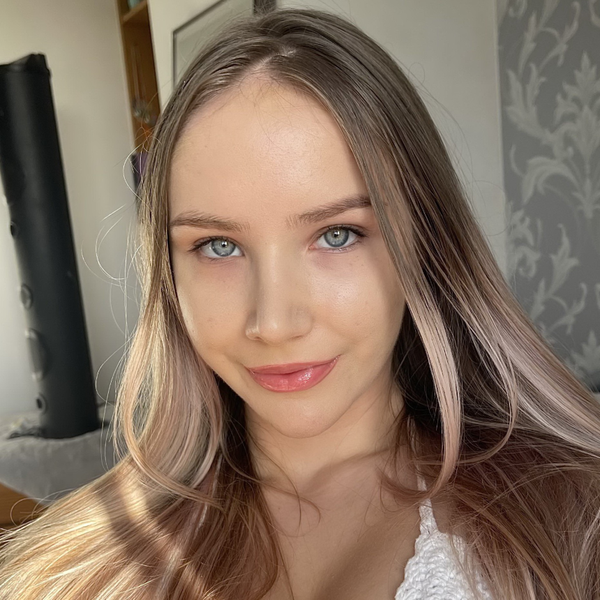 Голая милашка в эро снимках с классной киской – фото 2