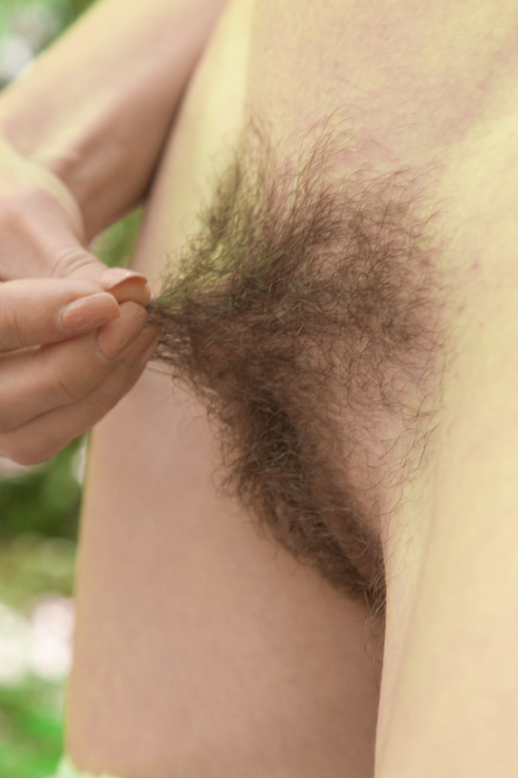 Фотосессия симпатичной девушки с волосатой киской в лесу – фото 4