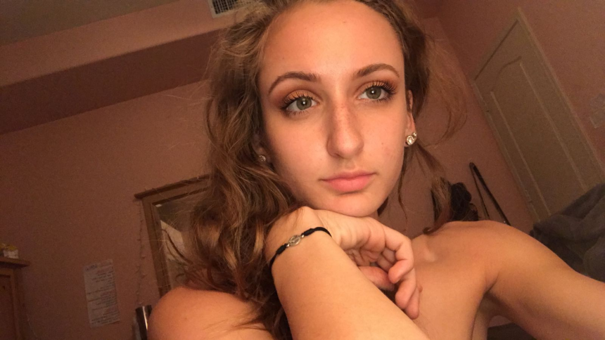 Фото Молодая девка в эротичных колготках демонстрирует все свои красоты для нас