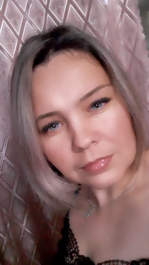 Фото Голая мамка в эротических кадрах с сочной грудью