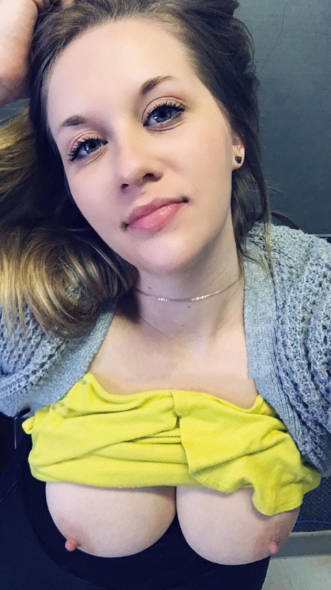 Фото Секс фото дерзкой женщины с возбуждающей попкой