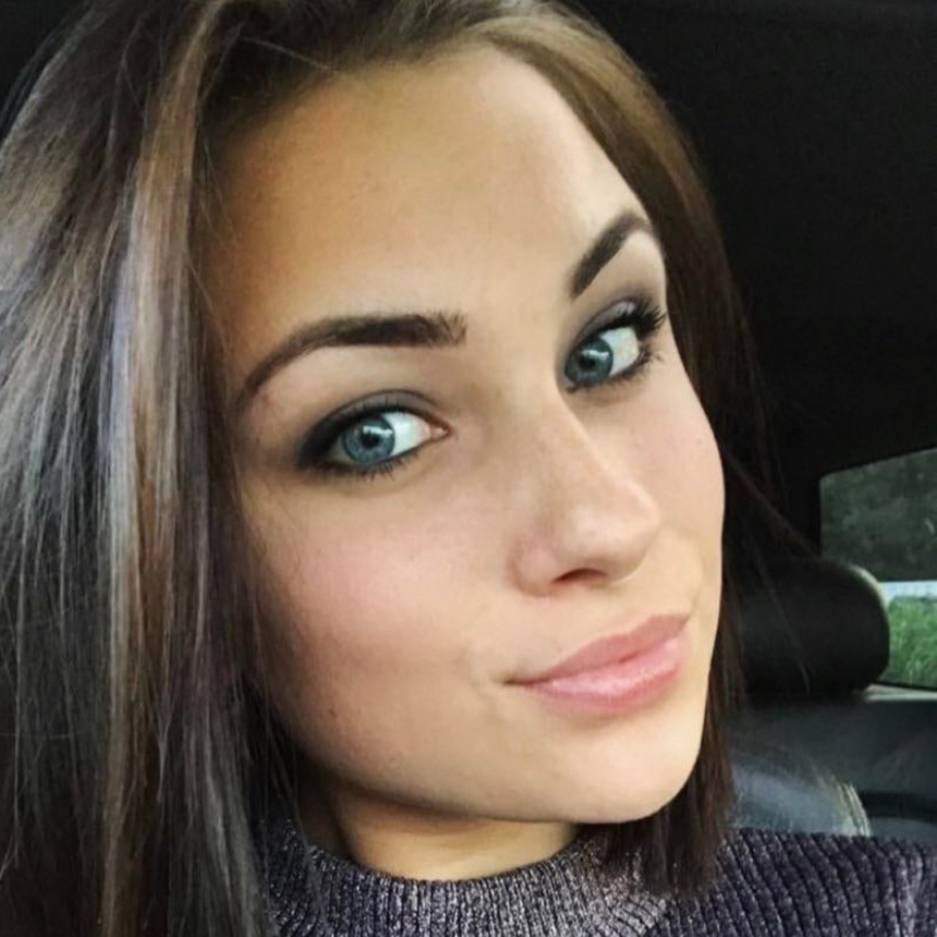 Фото Эротические кадры сучки с мокрой грудью и выбритой киской