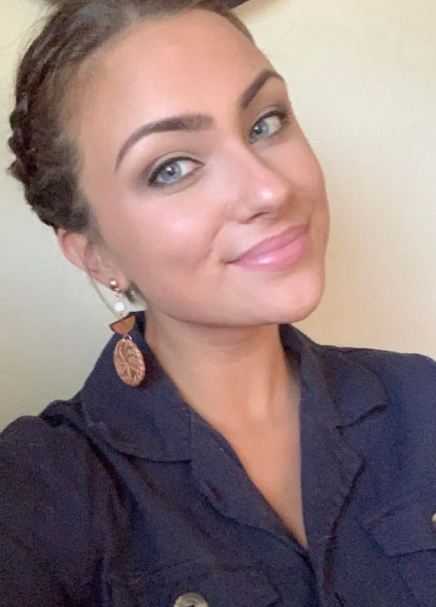 Эротические кадры сучки с мокрой грудью и выбритой киской – фото 16