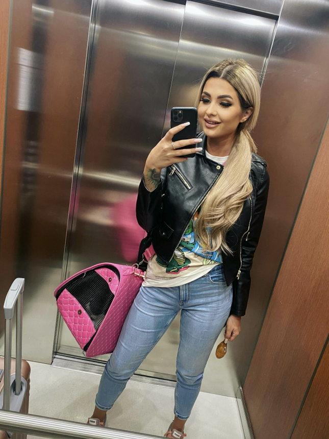 Сексуальные фото безбашенной девчонки с голой попкой и фаллосом в киске – фото 3