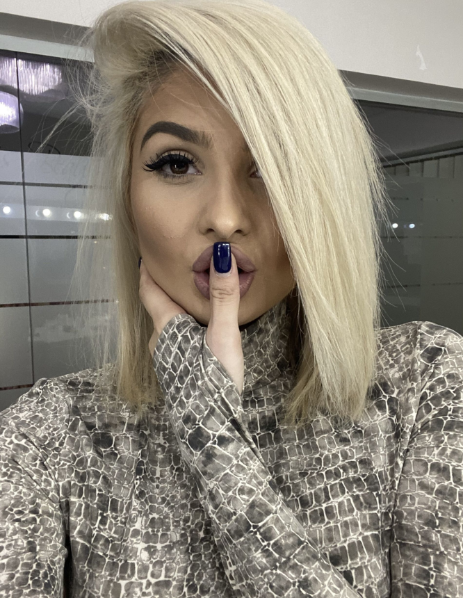 Сексуальные фото безбашенной девчонки с голой попкой и фаллосом в киске – фото 8