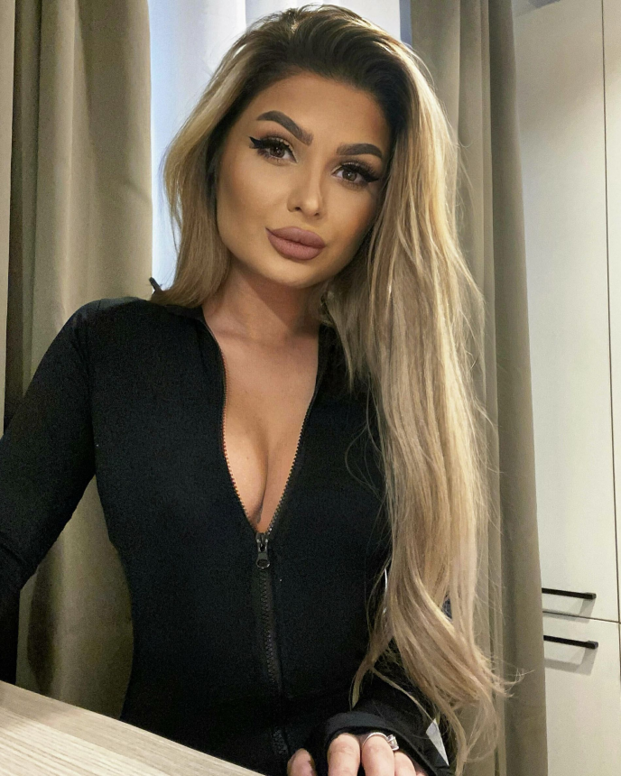 Сексуальные фото безбашенной девчонки с голой попкой и фаллосом в киске – фото 12