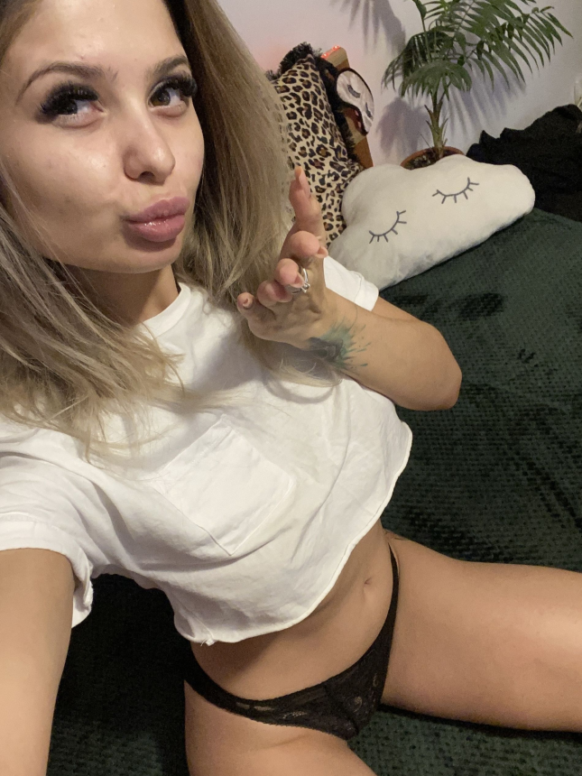 Сексуальные фото безбашенной девчонки с голой попкой и фаллосом в киске – фото 15