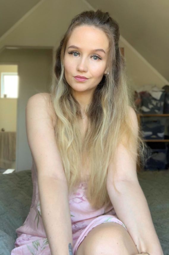 Любительская эротика красотки с развратной киской – фото 17