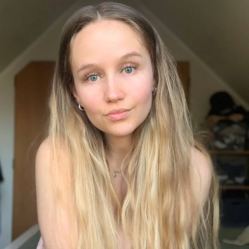 Голая женщина в домашних снимках с большой грудью – фото 2