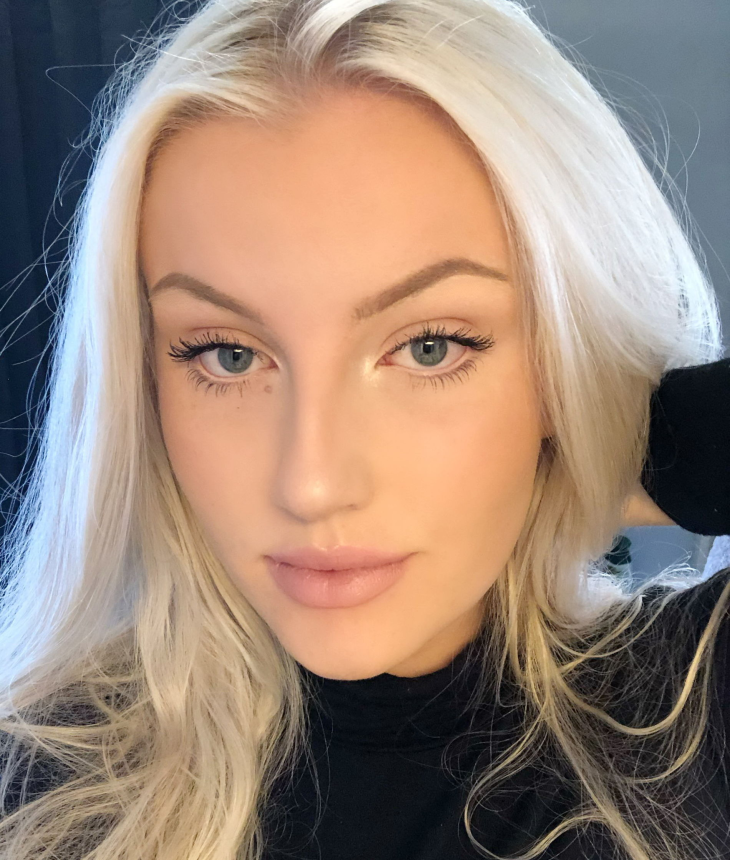 Фото Эротические селфи горячей девочки с упругой попкой