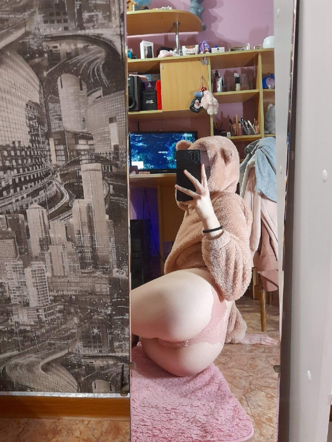 Обнаженная красотка с упругой грудью: эротическая фотосессия в онлайне – фото 9