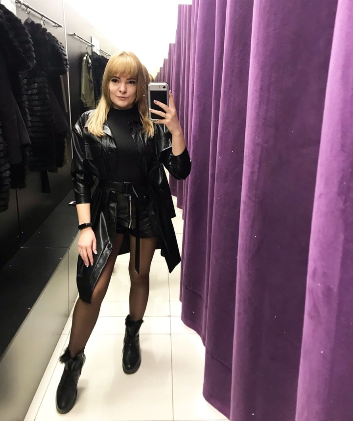 Фото Интимные селфи раздетой милашки с мокрой попкой