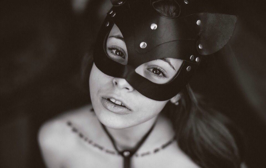 Фото Голая красотка в эротическом фото с упругой грудью