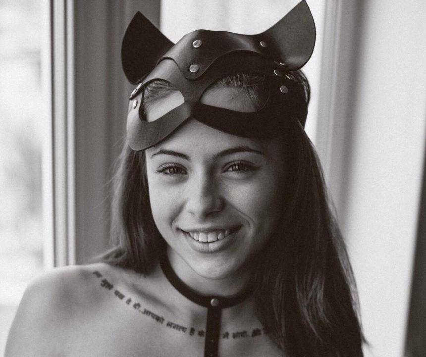 Голая красотка в эротическом фото с упругой грудью – фото 4