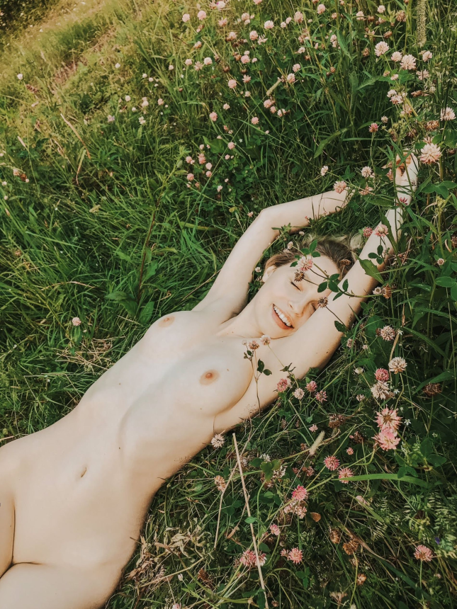 Эротические селфи игривой девушки с мокрой киской – фото 6