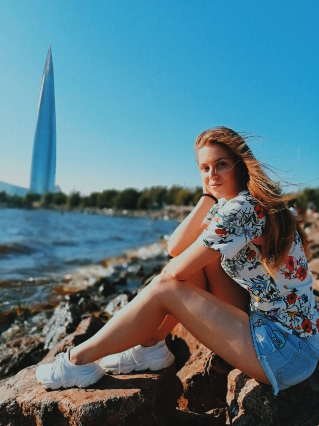 Фото Эротические кадры бесстыдной сучки с мокрой киской