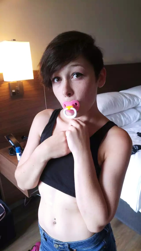 Соблазнительная молодая мамочка любит камшот на лицо – фото 2