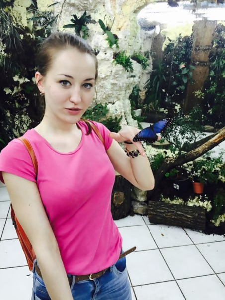 Фото Сексуальные фото дразнящей сучки с голой попкой