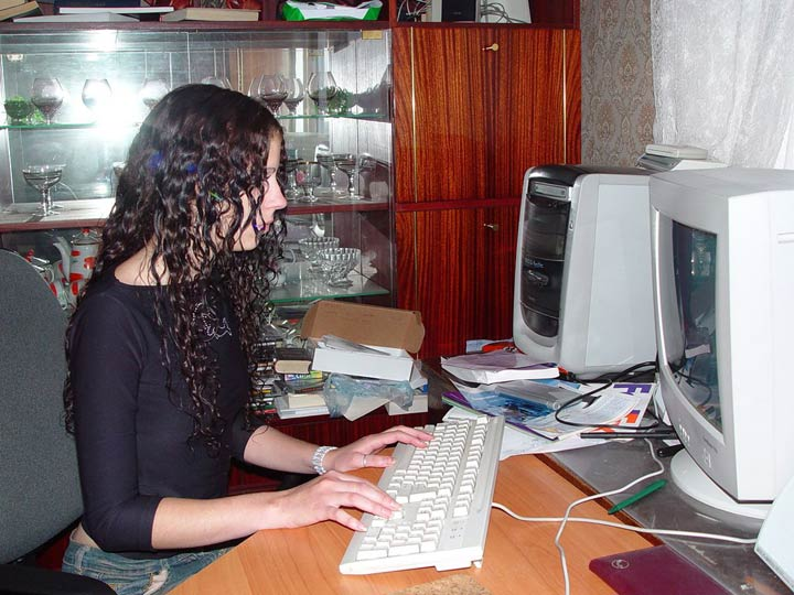 Фото Девушка расслабилась перед компьютером и не заметила как обнажилась