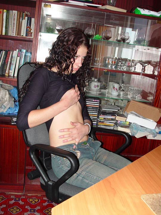 Девушка расслабилась перед компьютером и не заметила как обнажилась – фото 3