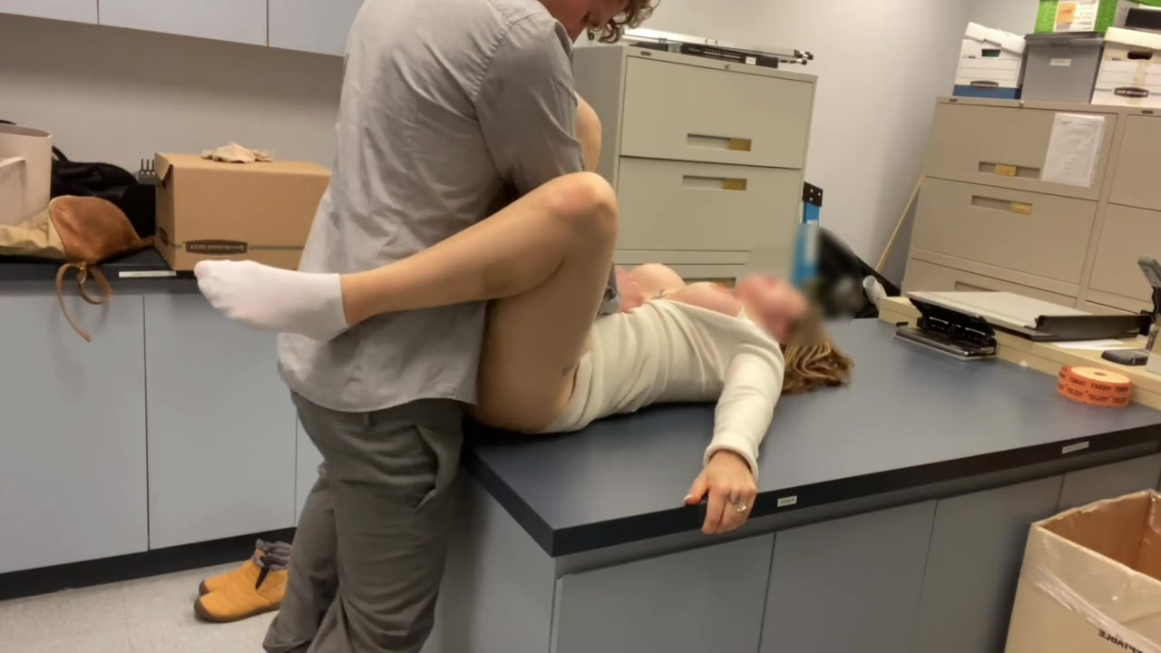 Фото Секс с любовницей на работе в складе