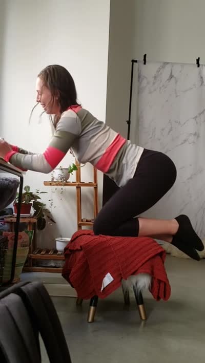 Фото Трахает стоящую раком женщину и кончает в нее