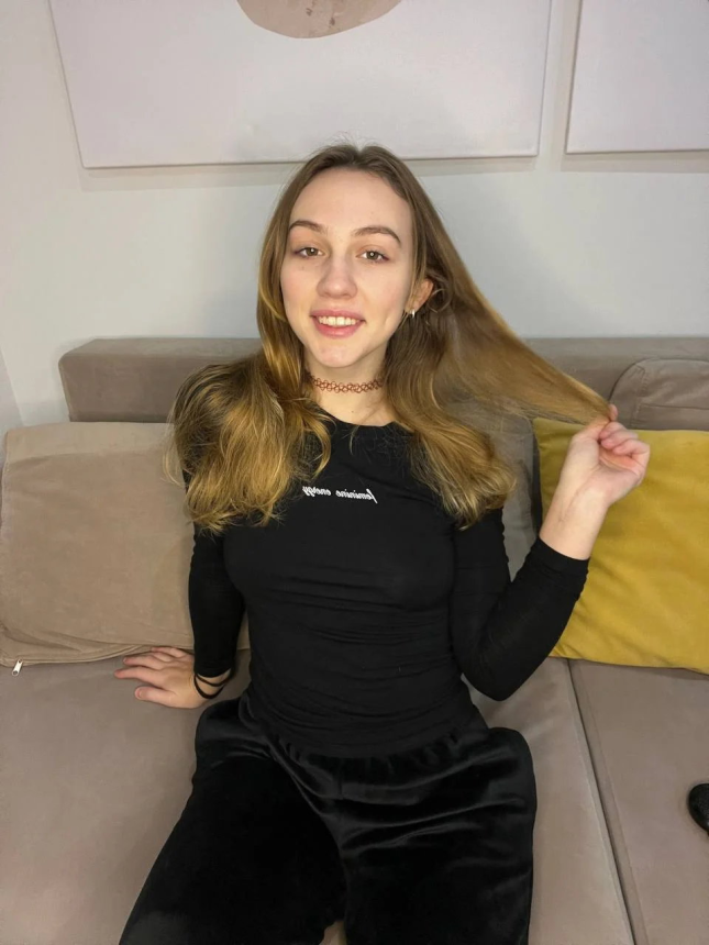 Фото Голая девка в домашних снимках с манящей киской