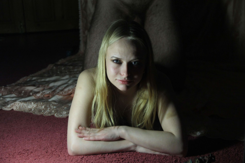 Блондинка приняла сперму на свою грудь после секса с парнем – фото 5