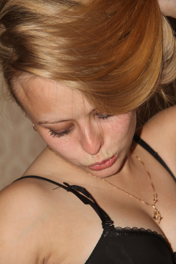 Блондинка приняла сперму на свою грудь после секса с парнем – фото 6