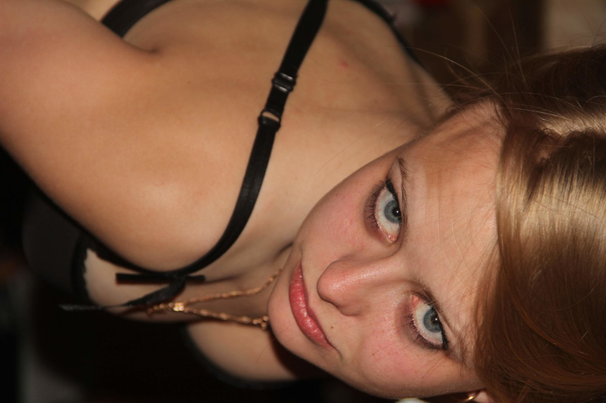 Блондинка приняла сперму на свою грудь после секса с парнем – фото 7