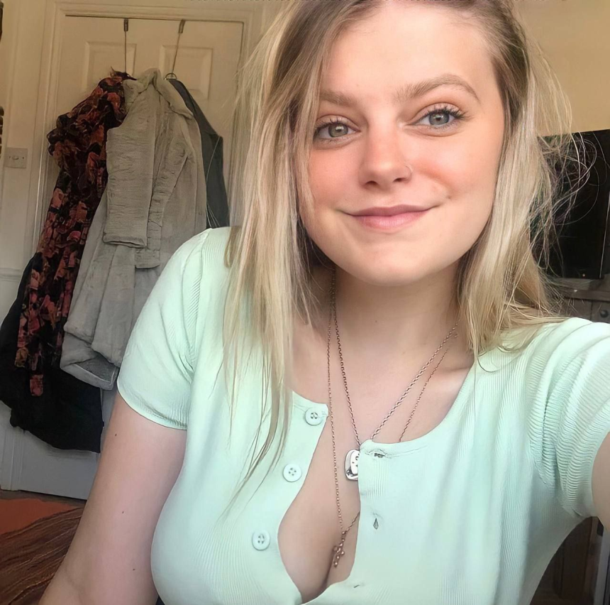 Фото Милая блондинка любит минет и сосёт толстый хер