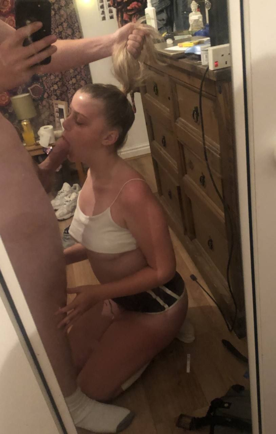 Милая блондинка любит минет и сосёт толстый хер – фото 10