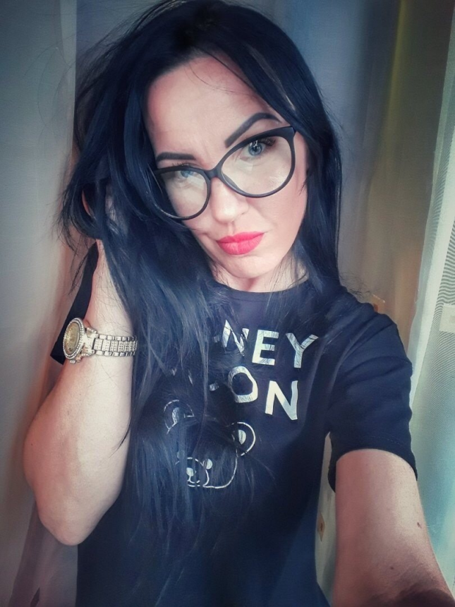 Фото Стильная зрелая милфа позирует голой