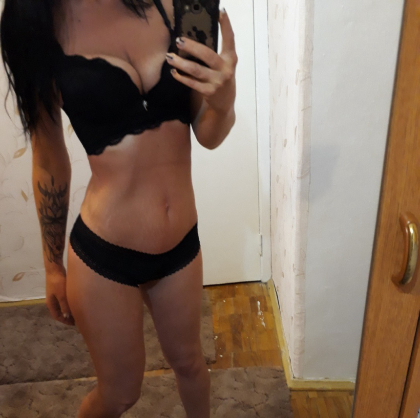 Стильная зрелая милфа позирует голой – фото 2