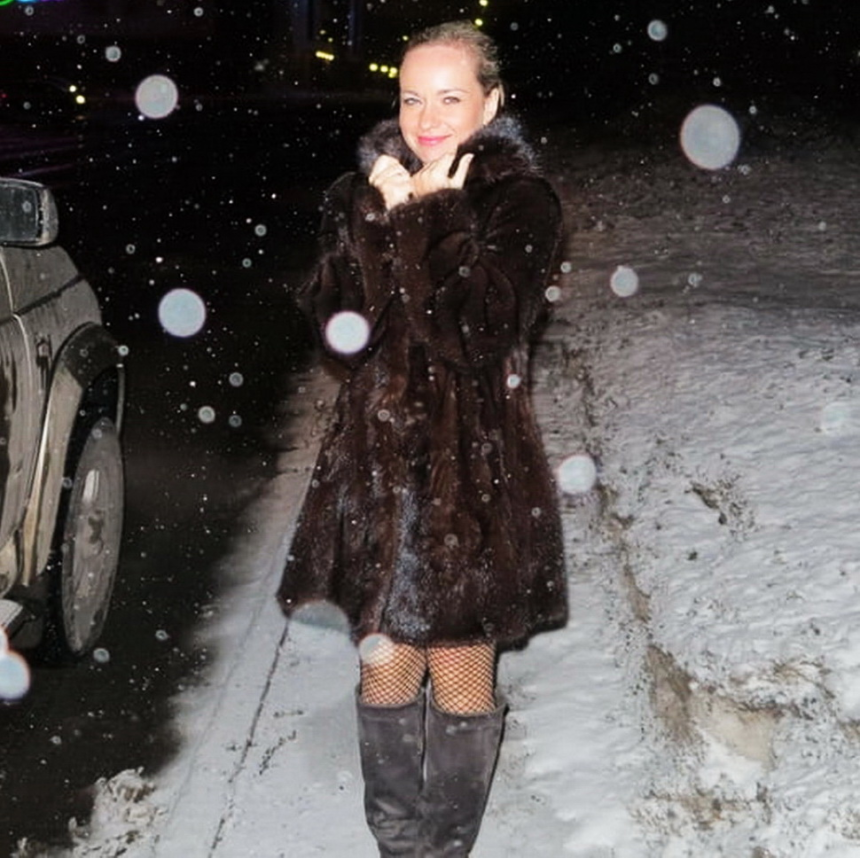 Фото Красивая жена принимает сперму на лицо после минета