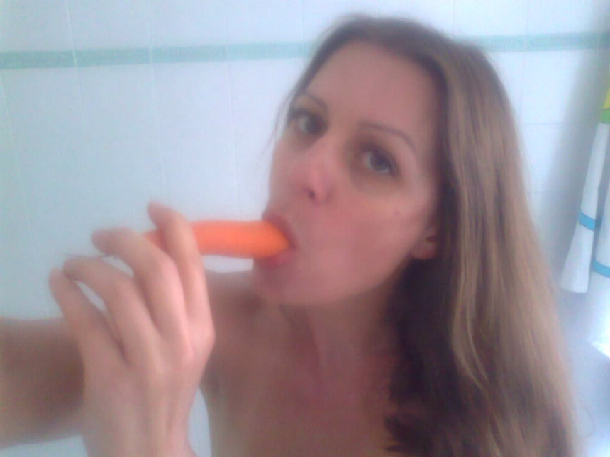 Голая женщина в интимных селфи с сочной попкой – фото 3