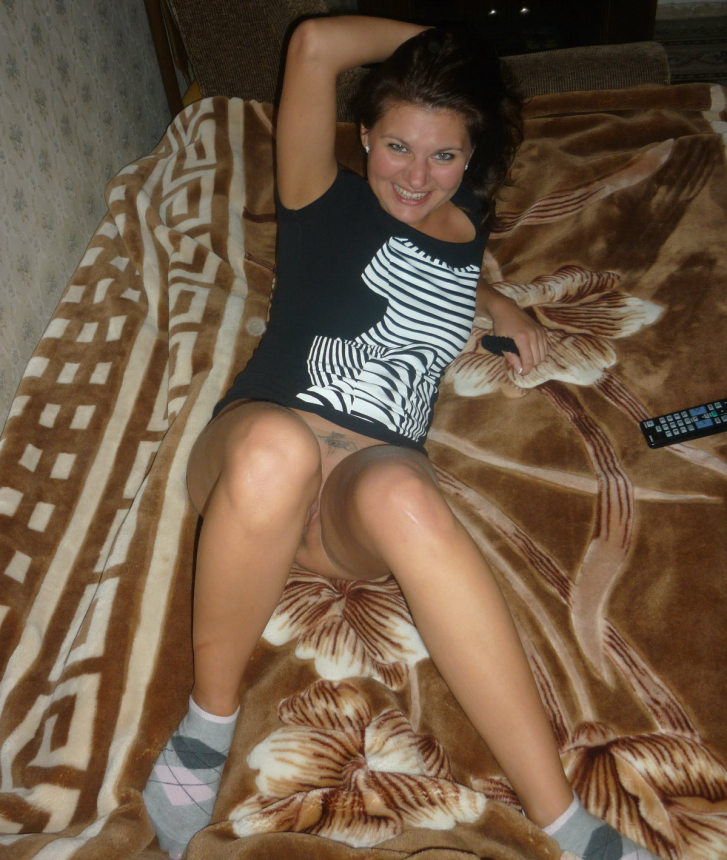 Cute and attractive sexwife poses naked – photo 10