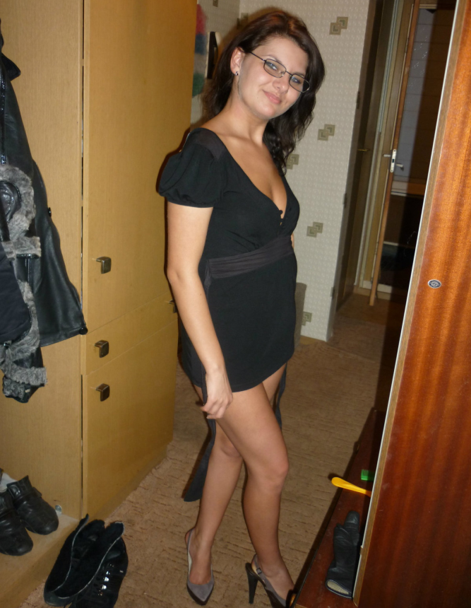 Cute and attractive sexwife poses naked – photo 11