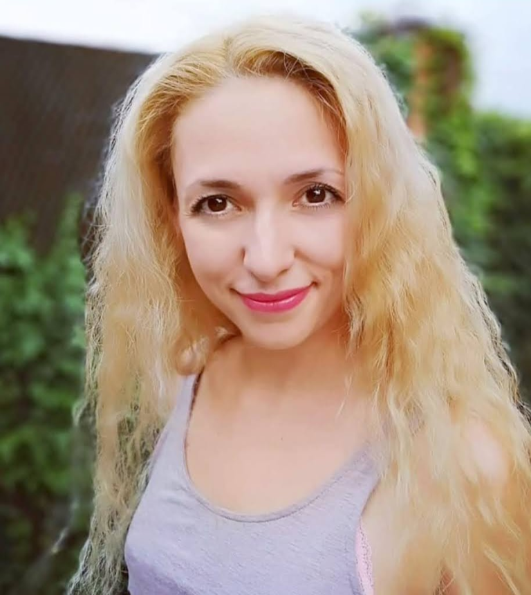 Фото Стройная красотка обожает позировать голой и сосать член