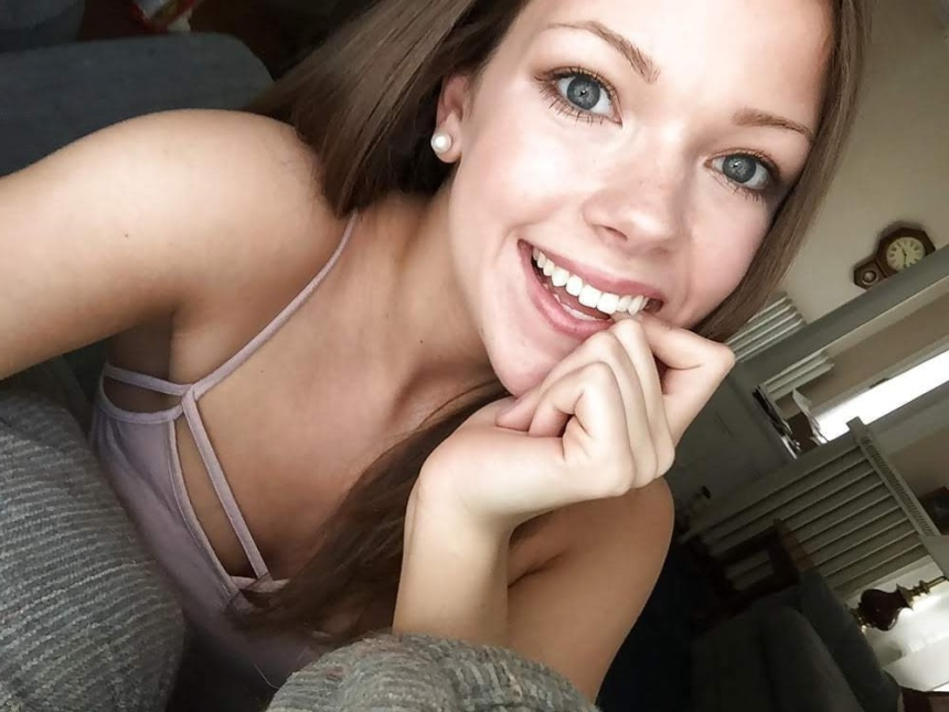 Фото Милашка обожает сосать и пускать твёрдые члены в свою узкую киску