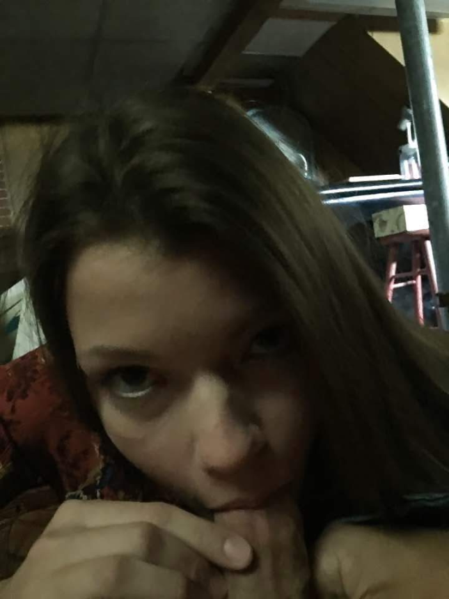 Милашка обожает сосать и пускать твёрдые члены в свою узкую киску – фото 10