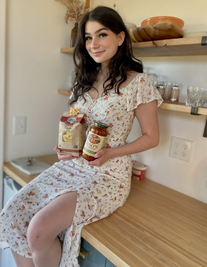 Фото Голая красотка в эро снимках с сочной киской