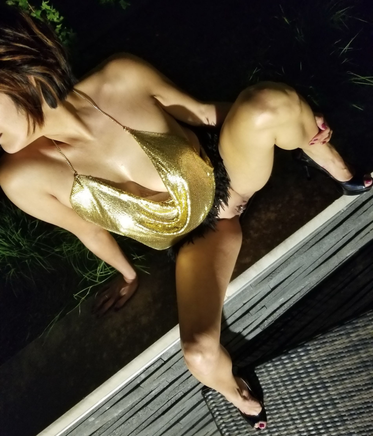 Голая женщина в интимных селфи с горячими формами – фото 17