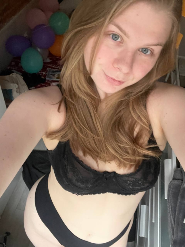 Эротические селфи дерзкой девки с мокрой киской – фото 7