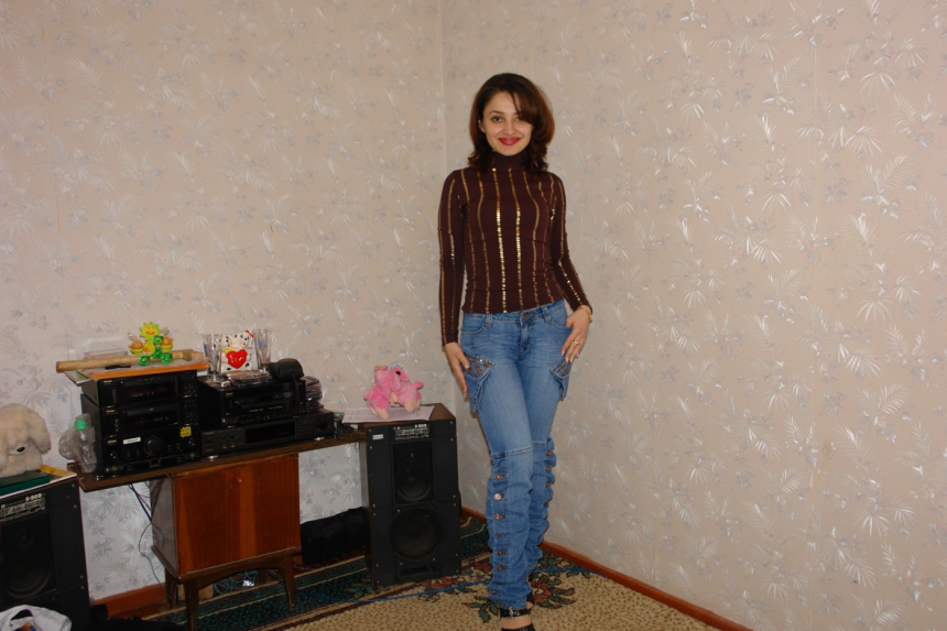 Оральные секс от стройной брюнетки с волосатой киской – фото 1