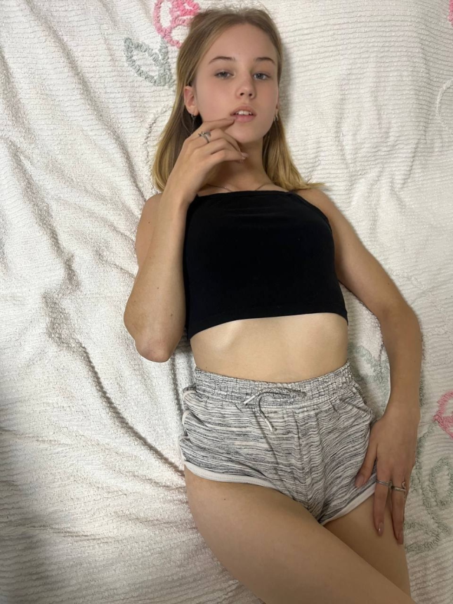 Голая сучка в эротическом фото с дерзкими прелестями онлайн – фото 4