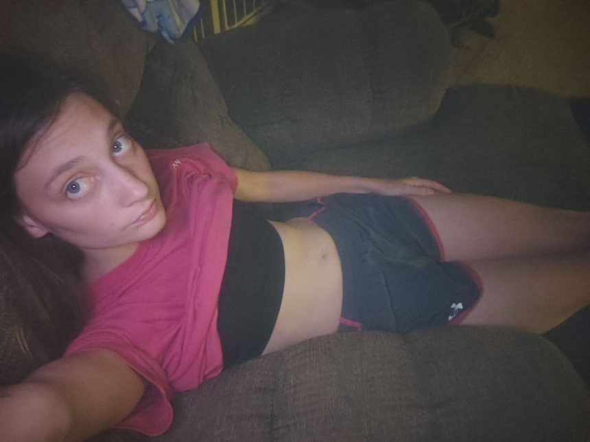 Фото Девчонка показала свои сиси, попку и волосатую письку